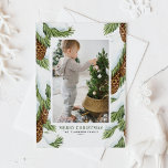 Waterverf besneeuwde pinecones kerstfoto feestdagenkaart<br><div class="desc">Vrolijk kerstfeest! Met deze aanpasbare foto-kerstkaart kunt u uw familie en vrienden warm begroeten. Het bevat waterverf illustraties van snowy pinecones en pijnnaalden. De teksten zijn volledig bewerkbaar. Personaliseer door namen, bericht, foto en andere details toe te voegen. Deze kerstkaart met waterverf is perfect voor alle feestdagen in de winter....</div>