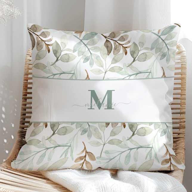 Waterverf bladeren met aangepaste naam en Initiaal Kussen (Watercolor leaves with Custom Name and Initial Throw Pillow in a sunny rattan armchair.)