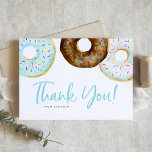 Waterverf Blauw en Chocolade Donuts Verjaardag Bedankkaart<br><div class="desc">Stuur bedankt met deze aanpasbare bedankpas. Het beschikt over waterverf blauw,  chocolade en witte chocolade geglazuurde donuts met kleurrijke sprinkles. Personaliseer door uw gegevens toe te voegen. Deze donut bedankpas is perfect voor persoonlijk en zakelijk gebruik. Andere kleuren zijn beschikbaar.</div>