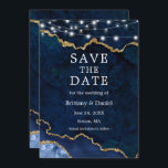 Waterverf Blauw Goud Marmer Agaat Geode Lichten Save The Date<br><div class="desc">Moderne Elegante Waterverf Blauw en Goud Marmer Agaat Geode Save The Date Kaart met Slingerlichtjes</div>