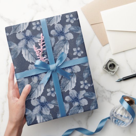 Waterverf blauwe bloemen op een blauwe achtergrond cadeaupapier (Geschenken)