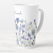 Waterverf Blauwe Bloemenweide met Monogram Latte Mok (Rechterhoek)