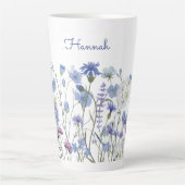 Waterverf Blauwe Bloemenweide met Monogram Latte Mok (Voorkant)