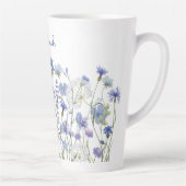 Waterverf Blauwe Bloemenweide met Monogram Latte Mok (Rechts)