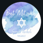 Waterverf Blauwe Ster van David Bat Bar Mitzvah Ronde Sticker<br><div class="desc">Voeg deze prachtige kleine ronde envelop sticker zegels Jewish Bat of Bar Mitzvah toe aan uw uitnodigingen, enveloppen, bedankkaarten of andere items zoals bedankcadeaus of gunsten. Voor jongen of meisje. Modern Trendy wit script kalligrafie letters design. Waterverf achtergrond in blauw, blauwgroen, turquoise, violette tinten. U zult zeker indruk maken op...</div>