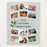 Waterverf Bloem Gray Roze 12 Foto Collage Planner<br><div class="desc">Pas uw planner aan met uw foto's, naam en aangepaste tekst. Dit ontwerp van de sjabloon is klaar voor u om 12 van uw favoriete foto's aan de voorzijde toe te voegen. De middelste twee foto's zullen ook automatisch in een grotere grootte op de rug verschijnen. Het ontwerp bevindt zich...</div>