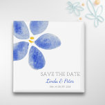 Waterverf bloem Sparen de datum trouwmagneet Magneet<br><div class="desc">Verras je toekomstige huwelijksgasten met deze elegante en simpele redding van de date magnet. Dit is een zeer creatieve manier om je verloving aan te kondigen. Pas de tekst aan met uw eigen gegevens. U kunt het verder aanpassen als u de doopvont, zijn kleur of grootte wilt veranderen. De bloem...</div>