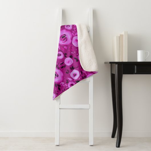 Waterverf Bloemen Patroon in Berry Magenta Sherpa Deken (In situ)