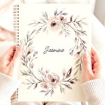 Waterverf Bloemenkrans Aangepaste naam Planner<br><div class="desc">Dit elegante plannerontwerp is voorzien van een bloemenkrans met zachte waterverf in delicate tinten van blush, mauve en saliegroen. Het romantische arrangement is een prachtig lijst van een aangepaste naam in het midden, wat een verfijnde en persoonlijke touch toevoegt. Perfect voor het organiseren van uw schema terwijl u een tijdloze...</div>