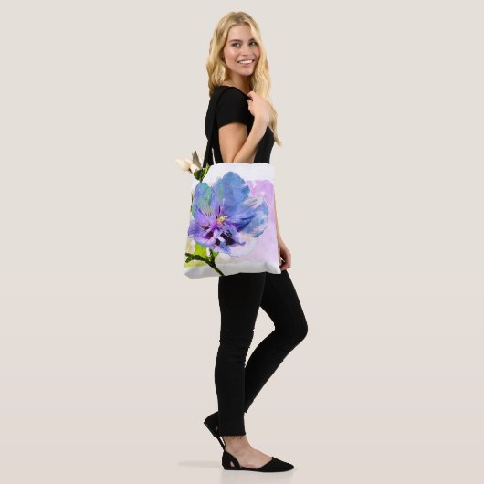 Waterverf Blue Chiffon Roos en Pink Peony Tote Bag (Op model)