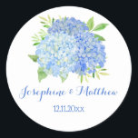 Waterverf Blue Hydrangea Flowers Wedding Ronde Sticker<br><div class="desc">Deze trouwstickers zijn voorzien van een waterverf met blauwe hydrangeas en groene bladeren. Pas ze aan met je namen en trouwdatum. Deze stickers zijn ideaal voor gebruik als envelopverzegelsticker of voor het versieren van huwelijksgunsten. Deze stickers maken deel uit van een collectie met een reeks overeenkomende trouwbenodigdheden. Ga naar de...</div>