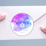 Waterverf Blue Paars Star van David Bat Mitzvah Ronde Sticker<br><div class="desc">Voeg deze prachtige kleine ronde envelopsluitzegels van de sticker van Jewish Bat of Bar Mitzvah toe aan uw uitnodigingen, enveloppen, dankjewel kaarten of andere objecten zoals dankjewel of gunsten. Voor jongen of meisje. Moderne Trendy het ontwerp van witte manuscriptkalligrafie brieven. Achtergrond van de waterverf in blauwe, blauwgroen, turquoise, violette paarse...</div>