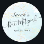 Waterverf Blue x Gold Bat Mitzvah Ronde Sticker<br><div class="desc">Deze knuppel en elegante vleermuis met mitzvah is voorzien van een witte achtergrond met turkooisblauwe penseelstreken in waterverf en smeltkroes met gouden splatters. Pas het aan uw behoeften aan. Je kunt meer overeenkomende producten vinden in mijn winkel.</div>