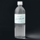 Waterverf Blue x Gold Bat Mitzvah Waterfles Etiket<br><div class="desc">Dit etiket op het flesje met een oogwenk en elegant water bevat een witte achtergrond met turkooisblauwe penseelstreken in waterverf en smeltkroes. Pas het aan uw behoeften aan. Je kunt meer overeenkomende producten vinden in mijn winkel.</div>