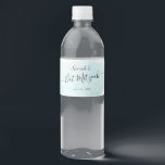 Waterverf Blue x Gold Bat Mitzvah Waterfles Etiket<br><div class="desc">Dit etiket op het flesje met een oogwenk en elegant water bevat een witte achtergrond met turkooisblauwe penseelstreken in waterverf en smeltkroes. Pas het aan uw behoeften aan. Je kunt meer overeenkomende producten vinden in mijn winkel.</div>