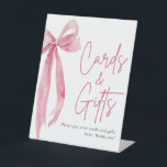 Waterverf Blush Pink Bow Kaarten en geschenken tek Reclamebord Met Voetstuk<br><div class="desc">De Waterverf Blush Pink Bow Kaarten en geschenken teken is een charmante en elegante aanvulling op elk vrijgezellenfeest of bruiloft viering. Met een delicate waterverf blush roze strik ontwerp, dit bord leidt de gasten prachtig naar de aangewezen gebied voor kaarten en geschenken. Met zijn zachte en romantische esthetiek voegt het...</div>