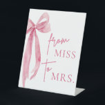 Waterverf Blush Roze Boog Van Miss Naar Mrs Sign Reclamebord Met Voetstuk<br><div class="desc">De Waterverf Blush Pink Bow She's Tying the Knot From Miss to Mrs Sign is een mooie aanvulling op elk vrijgezellenfeest of bruiloftsfeest. Met zijn delicate waterverf ontwerp met een blush roze boog motief, dit teken voegt een vleugje elegantie en charme aan het evenement. Of het nu bij de ingang...</div>