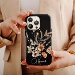 Waterverf Boho Florals met naam Case-Mate iPhone Case<br><div class="desc">Deze mooie telefoonbehuizing is voorzien van een zwarte achtergrond, mooie waterverf florale bouqet met vlinder en jouw naam in elegant kalligrafiekscript. Het is het perfecte hoesje voor iedereen die een ontwerp wil dat uitkomt. Voeg jouw naam toe om dit ontwerp aan te passen. Het maakt ook een prachtige verjaardag of...</div>