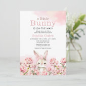 Waterverf Bunny is op weg naar het Baby shower Kaart (Staand voorkant)