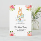 Waterverf Bunny over Teacups Floral Easter Brunch Kaart (Staand voorkant)