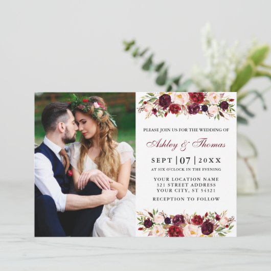 Waterverf Burgundy Floral Couple Photo Wedding Kaart (Staand voorkant)