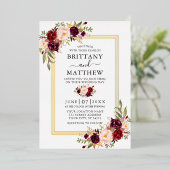 Waterverf Burgundy Floral Wedding 2 Lijst Gold Folie Uitnodiging (Staand Voorkant)