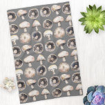 Waterverf champignon theedoek<br><div class="desc">Minimale waterverf van paddenstoelen in neutrale tinten van bruin en grijs Originele kunst van Nic Squirrell. Ideaal voor een keuken, restaurant of café.</div>
