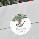 Waterverf Chickadee Pine Cone Christmas Ronde Sticker<br><div class="desc">Deze gepersonaliseerde Merry Christmas-sticker is ideaal om de finishing touch aan uw vakantiepost toe te voegen,  met een schattige waterverf chickadee op een dennenappel bungelend aan een groenblijvende takje.</div>