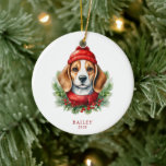 Waterverf Christmas Beagle Dog Foto Keramisch Ornament<br><div class="desc">Sweet waterverf stijl illustratie van een lieve hond met een rode sjaal en pet op een achtergrond van kerstgroen. Personaliseer de achterkant met de foto van uw huisdier.</div>
