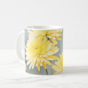 Waterverf chrysanten op lichtgele weide koffiemok