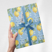 Waterverf citroen en bloemen in blauw cadeaupapier