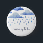 Waterverf Clouds Baby shower Aangepast lid Ronde Button 5,7 Cm<br><div class="desc">Creëer uw eigen Buttonnen van het Lid van de Familie van de Douane van de Klant van de Waterverf van de Douane van het Baby shower gebruikend deze sjablonen door de Grafiek van Cali. Dit schattige ontwerp van het baby shower kenmerkt de wolken en regendruppels van de waterverf en elegante...</div>