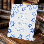 Waterverf Cool Blue Star van David Bar Bat Mitzvah Reclamebord Met Voetstuk<br><div class="desc">Perfect teken voor een vleermuis mitswa, bar mitswa of andere Joodse viering! Hand gemaakt waterverf kunst voor u op de voorzijde! VOLLEDIG ! Klik hierboven op "Personaliseren" om de tekst te bewerken. Klik op "Bewerken met ontwerpgereedschap" om de lettertypen, kleuren en plaatsingen aan te passen. Verschillende tekenstijlen en kleuren zijn...</div>