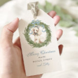 Waterverf Crest Schattige Pet Christmas Cadeaulabel<br><div class="desc">Voeg een charmant tintje toe aan uw vakantiegeschenken met deze gepersonaliseerde cadeau-labels met een prachtig waterverf-kuipontwerp met een aangepast afbeelding voor huisdieren De feestelijke groene kerstkrans, versierd met een prachtige blauwe boog, een schattige poedel omlijsten, een speels maar elegant gevoel aan uw vakantiedrap geven. Het afbeelding van de poedel kan...</div>
