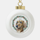 Waterverf Dachshund Holiday Wreath gepersonaliseer Keramische Bal Ornament (Voorkant)