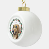 Waterverf Dachshund Holiday Wreath gepersonaliseer Keramische Bal Ornament (Rechts)