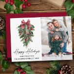 Waterverf dennen kalligrafie inkt foto rood feestdagenkaart<br><div class="desc">Moderne Elegante Kalligrafie Inktschrift Waterverf Prettige feestdagen Kaart Pines Wintergroen met Bourgondische rode lintboog Kerstornamenten,  dennenappels en Holly Berries Foto - Rood</div>