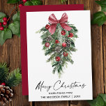 Waterverf dennen kalligrafie inkt kerstrood feestdagenkaart<br><div class="desc">Moderne Elegante Kalligrafie Inktschrift Waterverf Pines Wintergroen met Bourgondische rode lintboog kerstversieringen,  dennenappels en Holly Berries Merry Christmas Kaart - Rood</div>