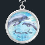 Waterverf Dolfijnen | Naam en adres Zilver Vergulden Ketting<br><div class="desc">Dit prachtige ketting is voorzien van een waterverf geverfde dolfijnen en een verse referentie (Isaiah 43:2).  Omvat een tekst sjabloon voor verpersoonlijking!</div>