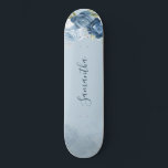 Waterverf Dusty Blue Floral Script Custom Persoonlijk Skateboard<br><div class="desc">Dusty Blue Floral Greenery skateboard dat u kunt aanpassen door op de knop "Personaliseren" te klikken. Met een moderne elegante eucalyptus groen gebladerte,  stoffige blauw-witte bloemen,  met script en moderne lay-out.</div>