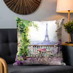 Waterverf Eiffeltoren Parijs Frans Café Kussen<br><div class="desc">Waterverf Eiffeltoren Paris French Cafe Sierkussen Cushion beschikt over een waterverf Franse café zithoek met Paris en de Eiffeltoren op de achtergrond. Creëer door Evco Studio www.zazzle.com/store/evcostudio</div>