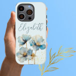 Waterverf Elegant Blue Poppies Gold Dust iPhone 16 Pro Hoesje<br><div class="desc">Deze is speciaal voor de dame in je leven die net iets anders leuk vindt - dat is zacht en elegant en charmant - de blauwe papavers met een vleugje goudstof om ze te vergezellen, samen met haar naam in het script. Alle ontwerpvragen, stuur gewoon een chat en we zullen...</div>