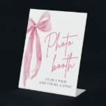 Waterverf Elegant Blush Roze Boog Foto Booth teken Reclamebord Met Voetstuk<br><div class="desc">De "Waterverf Elegant Blush Pink Bow: She's Tying the Knot" Photo Booth Sign is een heerlijke aanvulling op elk vrijgezellenfeest of bruiloftsfeest met een fotocabine opstelling. Met een waterverf ontwerp versierd met een elegant blush roze boog motief, dit teken voegt een vleugje charme en verfijning toe aan de fotocabine. Gelegen...</div>