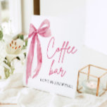 Waterverf Elegant Blush Roze Bow Coffee Bar Teken Reclamebord Met Voetstuk<br><div class="desc">De Waterverf Elegant Blush Pink Bow: She's Tying the Knot Coffee Bar Sign voegt een vleugje charme en elegantie toe aan een bruiloft of vrijgezellenfeest koffiestation. Met een delicaat waterverf ontwerp met een blush roze boog motief, dit bord zet de perfecte toon voor gasten om te genieten van een gezellige...</div>