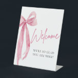 Waterverf Elegant Blush Roze Bow Welkomstbord Reclamebord Met Voetstuk<br><div class="desc">De "Waterverf Elegant Blush Pink Bow: She's Tying the Knot" Welkomstbord is een mooie en uitnodigende aanvulling op elk vrijgezellenfeest of bruiloftsfeest. Met een waterverf ontwerp met een elegant blush roze boog motief, dit teken zet de toon voor een verfijnde en gedenkwaardige gebeurtenis. Geplaatst bij de ingang, het verwelkomt gasten...</div>