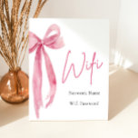 Waterverf Elegant Modern Blush Roze Bow WiFi-teken Reclamebord Met Voetstuk<br><div class="desc">De Waterverf Elegant Modern Blush Pink Bow: She's Tying the Knot Wifi Sign is een stijlvolle en handige aanvulling op elke bruiloft of evenementenlocatie. Met een delicaat waterverf ontwerp met een blush roze boog motief, dit teken niet alleen voegt een vleugje elegantie aan het decor, maar ook biedt de gasten...</div>