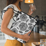 Waterverf en inktbloemen - zwart-wit laptop sleeve<br><div class="desc">Fijne bloemen en bladeren die zijn gemaakt van waterverf vormen en bedrukte details. Zwart en wit palet.</div>