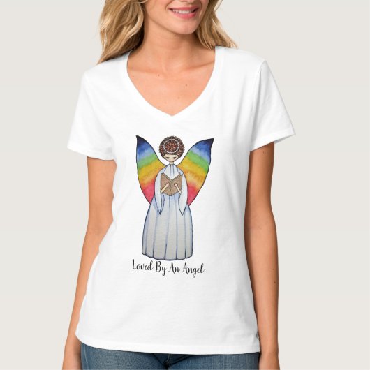 Waterverf engel met regenboogvleugels die een boek t-shirt (Voorkant)