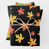 Waterverf esdoornbladpatronen zwarte achtergrond inpakpapier vel (In situ)