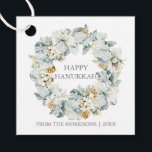 Waterverf Floral Dusty Blue Silver Hanukkah Gift Bedankjes Labels<br><div class="desc">Elegant Waterverf Winter Floral Wreath Hanukkah Gift Label. Inclusief mooie witte anemonbloemen,  botanische bladeren en pijnboomkegels. Zilver Script.</div>